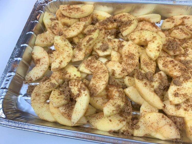 raw apples with cinnamon and sugar